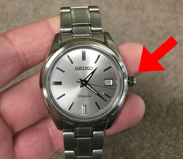 Prueba en mano del Seiko Titanio Gris de Cuarzo y Zafiro con Lumibrite SUR369P1