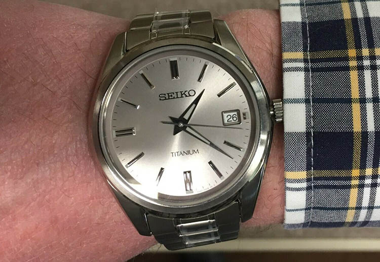 Prueba en muñeca del Seiko Titanio Gris de Cuarzo y Zafiro con Lumibrite SUR369P1